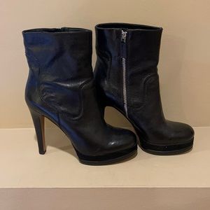 Women leather black zipper boot